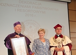 Elżbieta Lanc, członek zarządu województwa mazowieckiego, wręcza medal pamiątkowy Pro Masovia