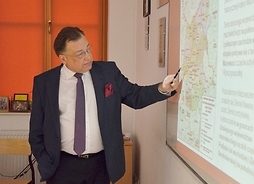 Marszałek Adam Struzik na lekcji WOS - przy tablicy