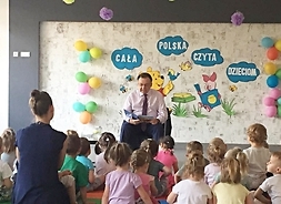 Marszałek czyta dzieciom fragment książki Puchatkowe zaklęcia
