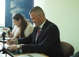 Podpisanie umowy RPO WM - członek zarządu Rafał Rajkowski i Joanna Niczyporuk