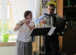 nauczyciele grają na flecie i harmonii