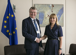 Przewodniczący Europejskiego Komitetu Regionów Markku Markkula z Komisarz Elżbietą Bieńkowską pozują do zdjęcia