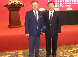 Marszałek Adam Struzik i gubernator Zhang Qingwei pozują do zdjęcia