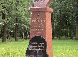 pomnik I.J. Paderewskiego w Łochowie – popiersie kompozytora wraz z datą śmierci