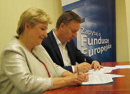 Elżbieta Lanc członek zarządu województwa mazowieckiego oraz Marcin Kulicki prezes Mazowieckiego Szpitala Wojewódzkiego w Siedlcach podpisują umowę w ramach RPO WM2014-2020