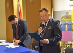 Marszałek Adam Struzk przemawia podczas podpisania umów w subregionie okołowarszawskim