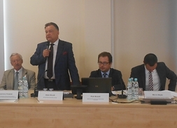 Marszałek Adam STrizki przemawia podczas konferencji w Ostrołęce
