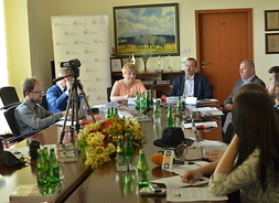 Przedstawiciele Zarządu Województa Mazowieckiego, Kolei Mazowieckich oraz UMWM w trakcie spotkania z dziennikarzami