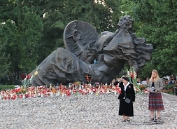 Uczestniczka powstania pod pomnikiem Polegli – Niepokonani na Cmentarzu Powstańców na Woli