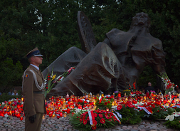 Pod pomnikiem Polegli – Niepokonani na Cmentarzu Powstańców na Woli warszwiecy zapalili setki zniczy