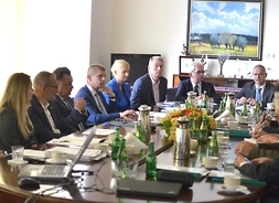 W spotkaniu uczestniczyli m.in. przedstawiciele urzędu marszałkowskiego oraz Kolei Mazowieckich