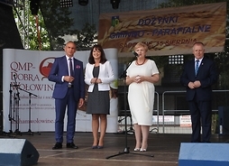 na scenie m.in. wicemarszałek Janina Ewa Orzełowska i członek zarządu Elżbieta Lanc