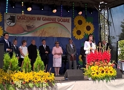 Na scenie przemawia wicemarszałek Janina Ewa Orzełowska