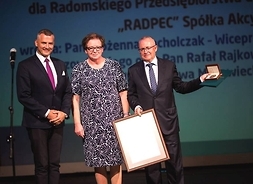 Członek zarządu Rafał Rajkowski, wiceprzewodnicząca sejmiku Bożenna Pacholczak oraz prezes RADPEC S.A. Krzysztof Zborowski