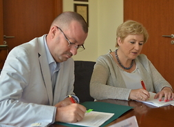Umowy podpisują Wiesław Raboszuk i Elżbieta Lanc