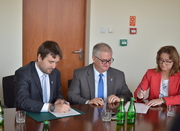 przedstwiciele powiatu pruszkowskiego podpisują umowę