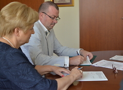Wiesław Raboszuk i Elżbieta Lanc podpisują umowy