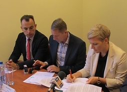 prezes Michał Bury i zastępca dyrektora departamentu kultury Promocji i Turystyki UMWM podpisują umowy