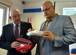 Dyrektor Waldemar Kuliński i dyrektor WORD WArszawa Dariusz Szczygielski prezentują zestaw pierwszej pomocy