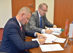 Umowy podpisują wicemarszałek Wiesłąw Raboszuk i członek zarządu Rafał Rajkowski