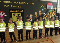 Uczniowie szkoły w Zwoleniu prezentują kamizelki odblaskowe