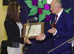 Wicemarszałek wręcza medal pamiątkowy „Pro Masovia”