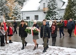 kwiaty przed pomnikiem składa wicemarszałek Orzełowska