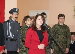 wicemarszałek Orzełowska przemawia w czasie spotkania w szkole