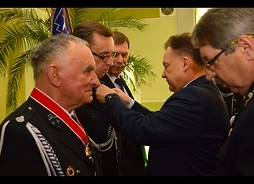 Marszałek Adam Struzik wręcza medale wyróżnionym druhom