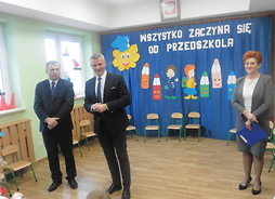 członek zarządu Rafał Rajkowski oraz wójt Andrzej Bracha podczas uroczystego otwarcia przedszkola