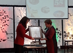 Janina Orzełowska wręcza medal dyrektor Janinie Brzeszkiewicz