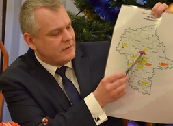 Marcin Podgórski prezentuje na mapie Mazowsza  miejsca gdzie tworzy się smog