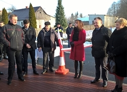 Przedstawiciele samorządu Mazowsza oraz organizatorzy uroczystości na poboczu zmodernizowanej drogi
