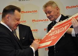 marszałek podpisuje czek dla gminy Nowy Dwór Mazowiecki