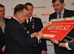 marszałek podpisuje czek dla gminy Mrozy