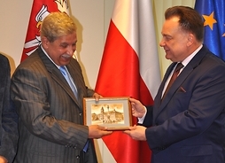 Marszałek Adam Struzik przekazuje gubernatorowi prowincji Ismalia pamiątkową rycinę przedstawiającą Stare Miasto w Warszawie