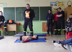 Strażacy prezentują uczniom działanie AED