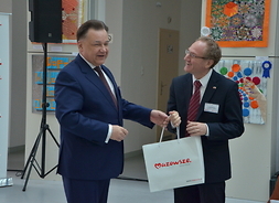 marszałek wręcza upominek dyrektorowi Biura Szwajcarsko-Polskiego Programu Współpracy