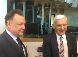 marszałek i Jerzy Buzek stoją przed salą