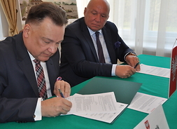 marszałek Adam Struzik podpisuje umowę na renowację dworca