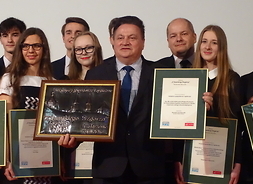 Stanisław Kwiatkowski, dyrektor Wojewódzkiego Szpitala Zespolonego w Płocku trzyma w ręku okolicznościowy miedzioryt i dyplom za wygraną w plebiscycie