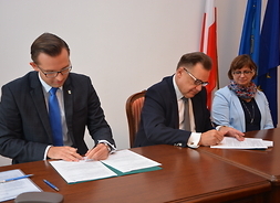 umowę podpisuje marszałek Adam Struzik i prezydent Ciechanowa Krzysztof Kosiński