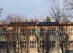 PAnele słoneczne na dachu szpitala