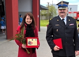 wicemarszałek Janina Ewa Orzełowska trzyma w ręku okolicznościowe podziękowanie dla samorzadu województwa