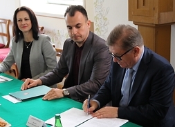Umowę podpisał m.in. dyrektor płockiego muzeum Leonard Sobieraj