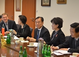 przedstawiciele delegacji z chińskiej prowincji Hebei z przewodniczącą Tian Xiangli
