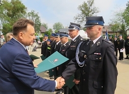 marszałek wręcza dyplom strażakowi