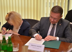 Prezydent Żyrardowa Wojciech Jasiński podpisuje umowę o dofinansowaniu