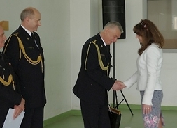 Wicemarszałek Janina Ewa Orzełowska ściska dłoń kłaniającemu się komendantowi Romanowi Malinowskiemu