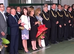 Stojący rzędem samorządowcy, komendanci i inni goście Romana Malinowskiego